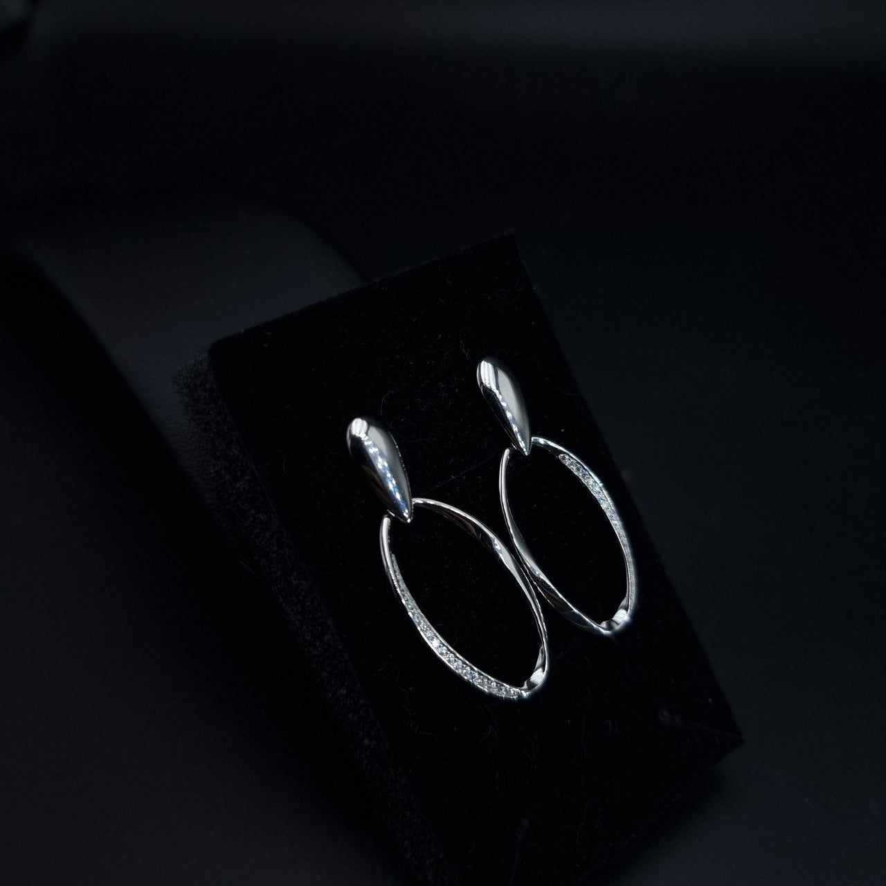 Trendy Clear Stones Hoop Earring 0171